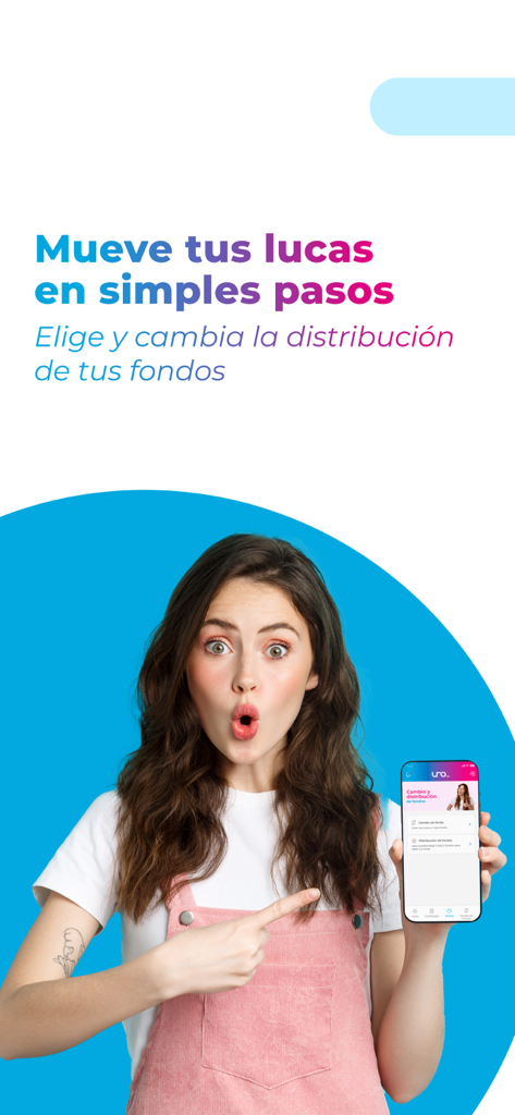 Una mujer señalando la interfaz de la aplicación AFP UNO para gestionar la distribución de fondos de pensión.
