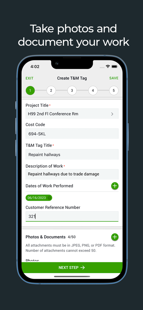 Benutzeroberfläche der mobilen App, die ein Formular zur Erstellung eines digitalen Zeit- und Materialzettels mit Feldern für Projektdetails und Fotoanhängen zeigt
