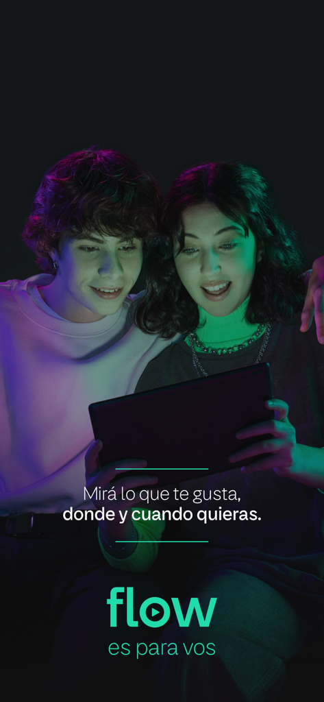 Flow - Dois jovens sorrindo e assistindo conteúdo juntos em um tablet com o logotipo do app Flow