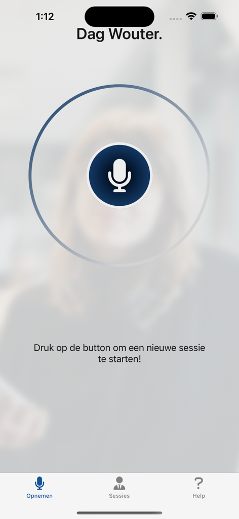 In2Dialog - In2Dialogアプリのインターフェース。マイクアイコンが表示され、新しい面接セッションの録音を開始できます。