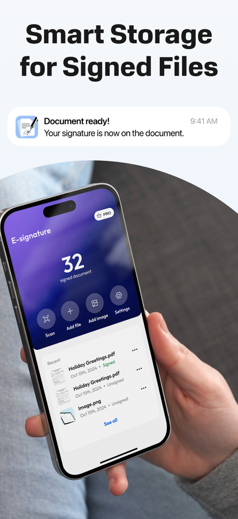 Uma pessoa segurando um smartphone mostrando o painel do aplicativo eSign com uma lista de documentos PDF assinados recentemente.