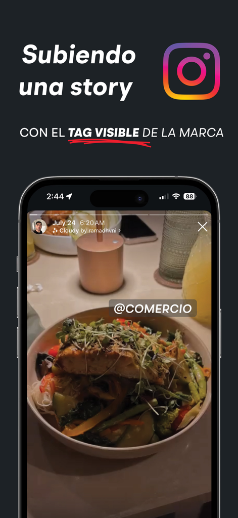 Smartphone che visualizza una storia di Instagram con un tag del brand visibile per una collaborazione con un creator