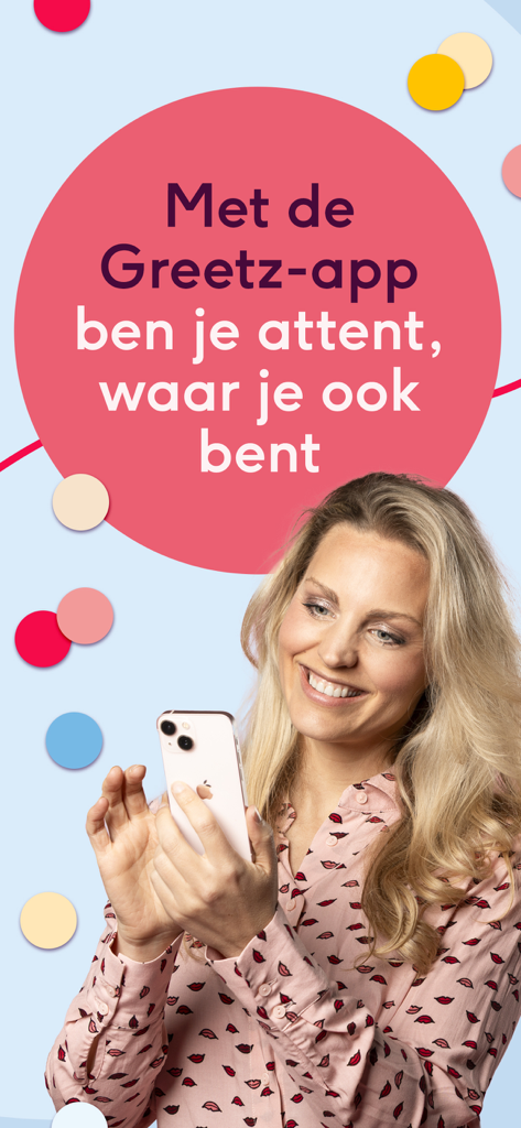 Greetz kaarten en cadeaus - Uma mulher sorrindo usando o aplicativo Greetz em seu telefone para enviar cartões e presentes atenciosos