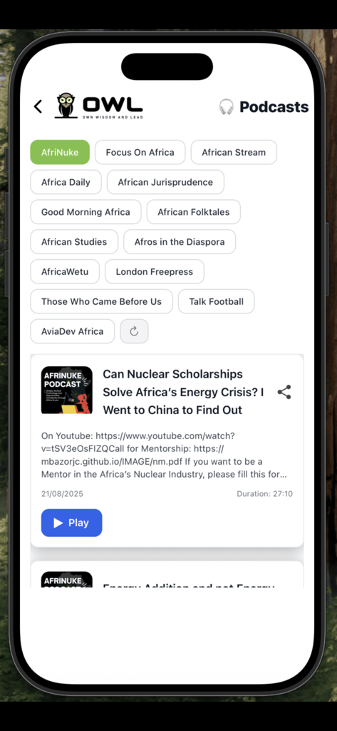 OWL Platform - Uma captura de tela móvel do aplicativo Plataforma OWL mostrando a seção Podcasts com várias categorias focadas na África e um episódio em destaque sobre soluções para a crise energética.