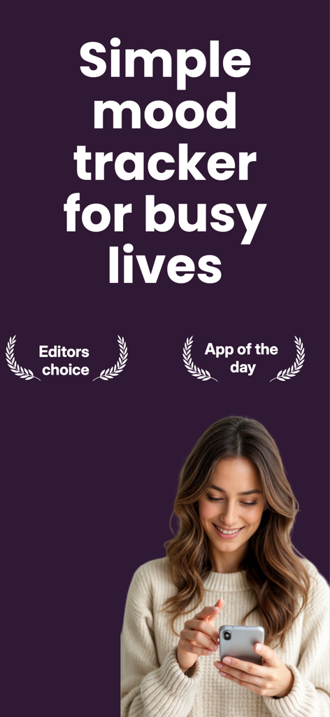 Mood tracker Moodly - Una mujer sonriendo usando su iPhone con el texto Rastreador de estado de ánimo simple para vidas ocupadas y distintivos de premios.