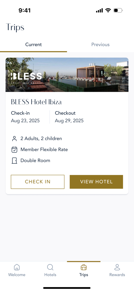 Palladium Hotel Group - L'écran « Voyages » de l'application Palladium affiche une réservation pour l'hôtel BLESS Ibiza avec les dates d'arrivée et de départ.
