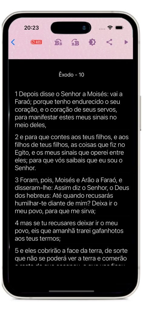 Biblia Católica  - Ave Maria - Teléfono inteligente mostrando el texto en portugués de Éxodo capítulo 10 en la aplicación móvil Biblia Católica Ave Maria