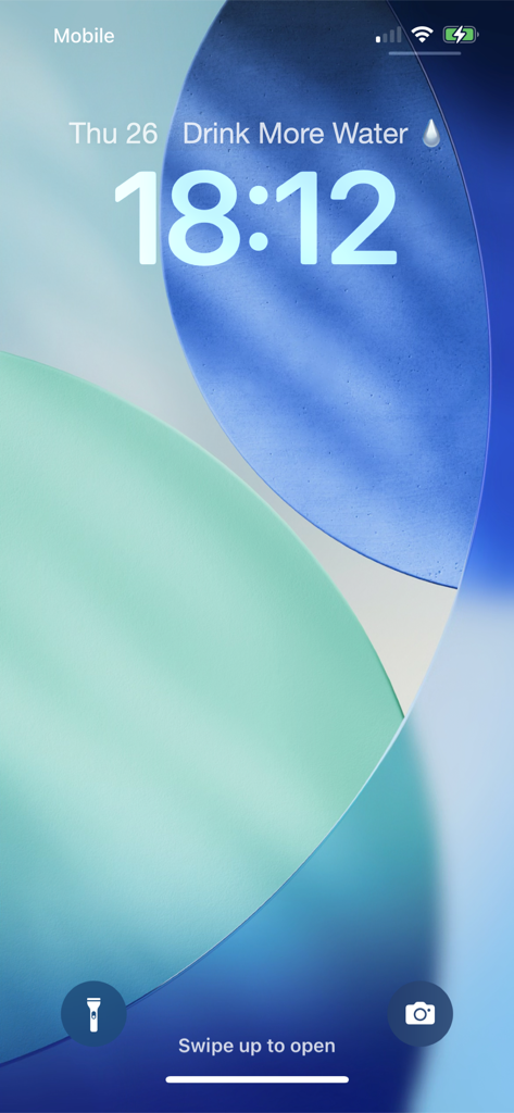 Any Text Widget - Pantalla de bloqueo del iPhone con un widget de texto minimalista que muestra un recordatorio para beber agua.