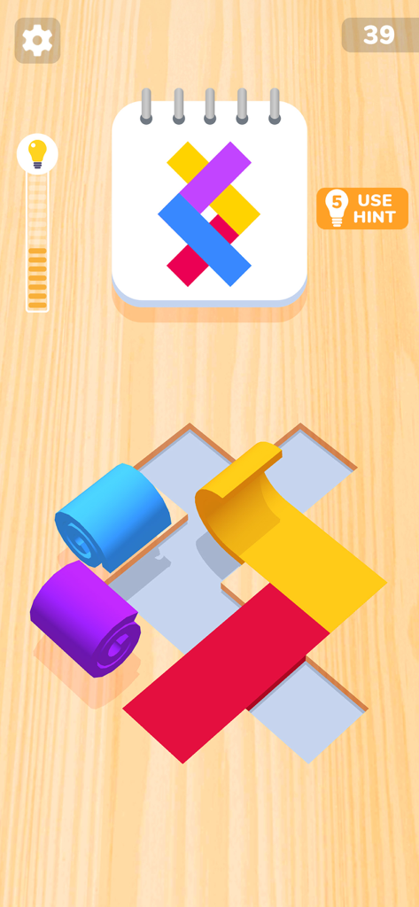 Color Roll 3D: Puzzle Art Game - Color Roll 3Dのゲームプレイで、ノートパッド上のターゲットパターンに合わせるためにカラフルなロールを巻き戻している様子