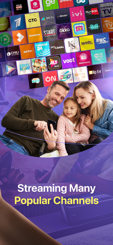 The Roku Mobile & Channel App - Rokuアプリをスマートフォンで使用して、さまざまな人気ストリーミングチャンネルを閲覧している幸せな家族