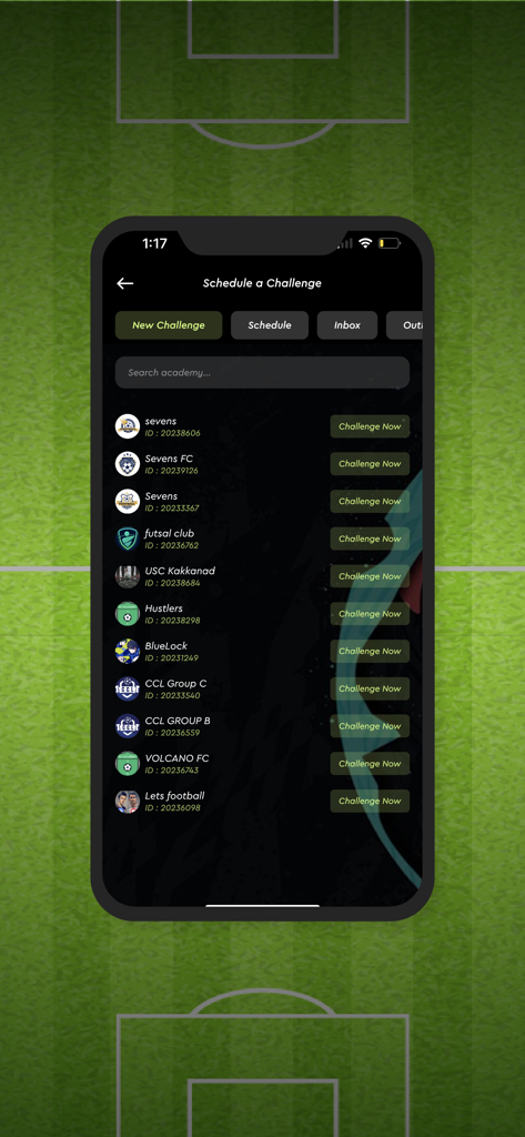 Whistle - Your sports tracker - Interfaccia mobile dell'app Whistle che mostra un elenco di club e accademie sportive per programmare una sfida.