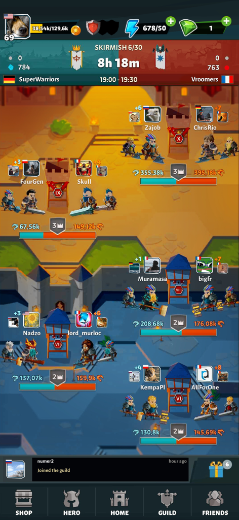 Slash & Roll: Dice Heroes - スラッシュアンドロールダイスヒーローズのリアルタイム20v20ギルドウォースキル画面、複数のプレイヤーヒーローとタワーディフェンスが表示されています。