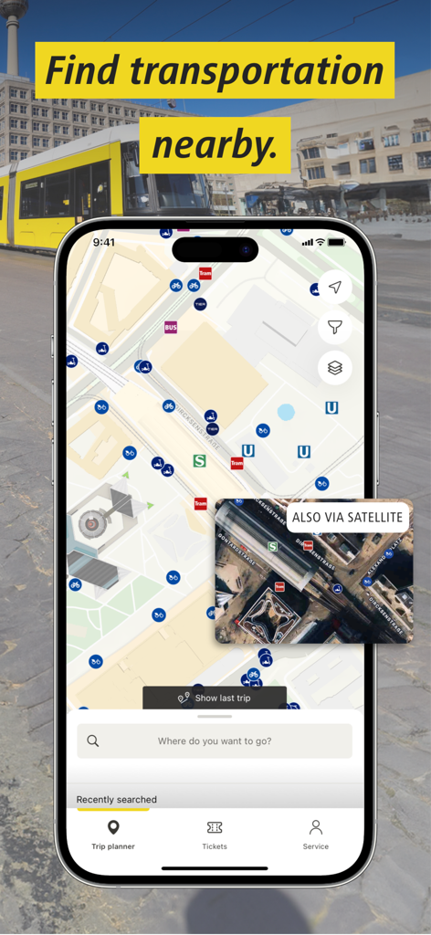 Smartphone affichant l'application BVG Fahrinfo avec une carte des transports en commun de Berlin et les options de transport à proximité
