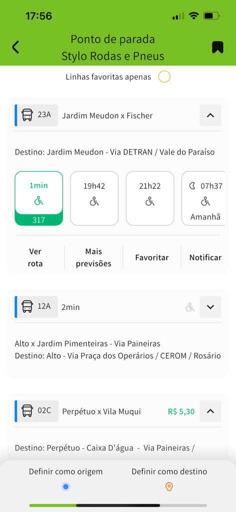 Interface of the Vai de Onibus app showing real-time bus arrival predictions and accessibility features at a stop