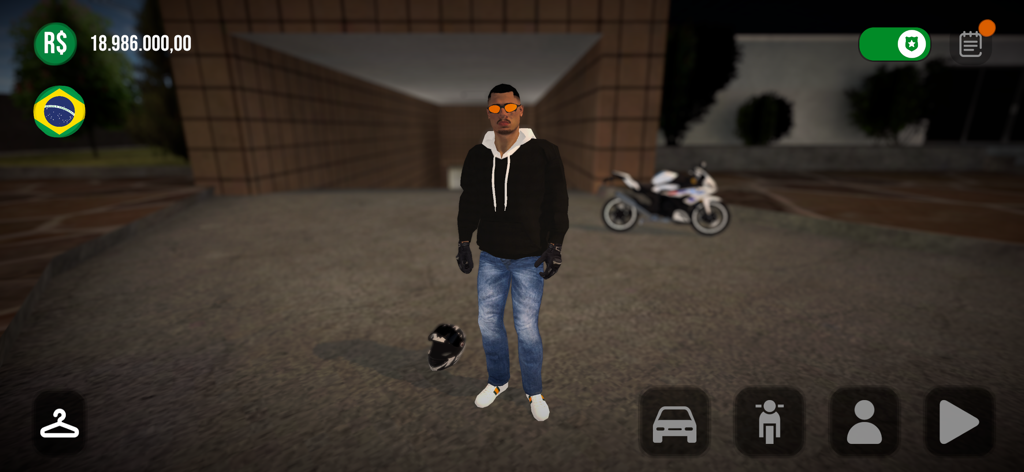 Un personaje masculino con una sudadera negra y jeans azules de pie junto a una motocicleta blanca y un casco en el menú del juego Elite Auto Brasil.