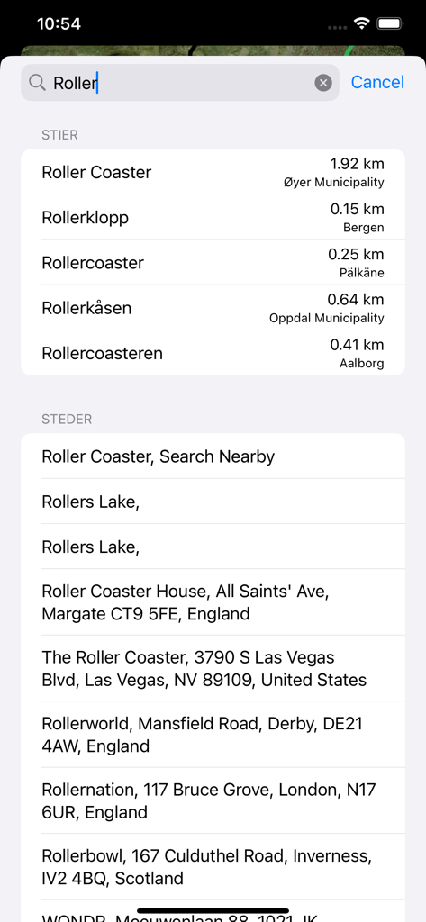 Una interfaz de búsqueda dentro de la aplicación MTBMap Nordic que muestra resultados de senderos de ciclismo de montaña con distancias y ubicaciones en Noruega, Suecia y Dinamarca.