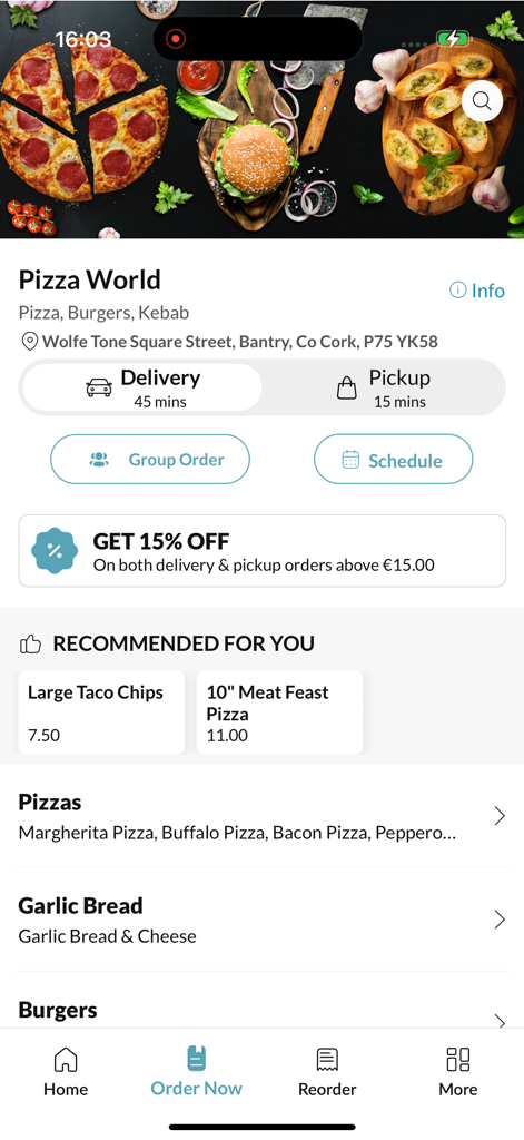 Pizza World. - Pantalla de inicio de la aplicación móvil Pizza World que muestra categorías de comida como pizzas y hamburguesas con opciones de entrega y recogida.