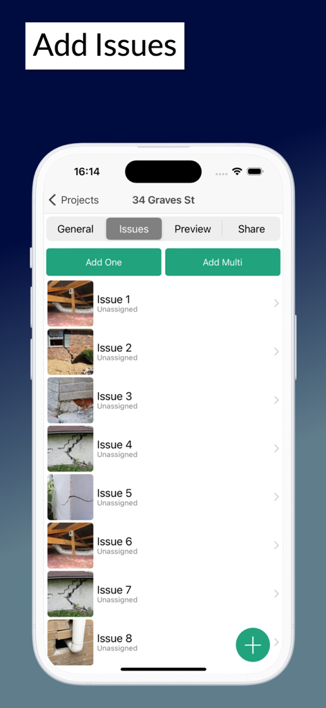 プロジェクト監査のために、写真とタイトル付きの建設現場の問題リストが表示されたモバイルアプリ画面