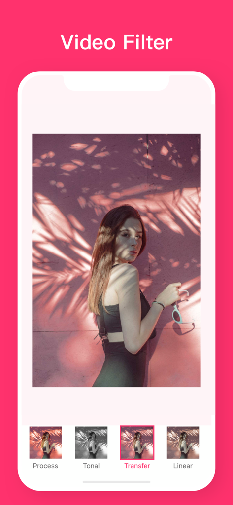 Video Collage App - VidGridアプリのインターフェース。トナルやトランスファーなどのさまざまなビデオフィルターオプションを持つ人物が表示されている。