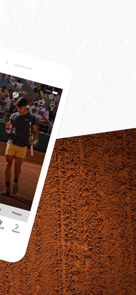 Roland Garros offizielle App auf einem Smartphone-Bildschirm vor rotem Sandplatz-Hintergrund