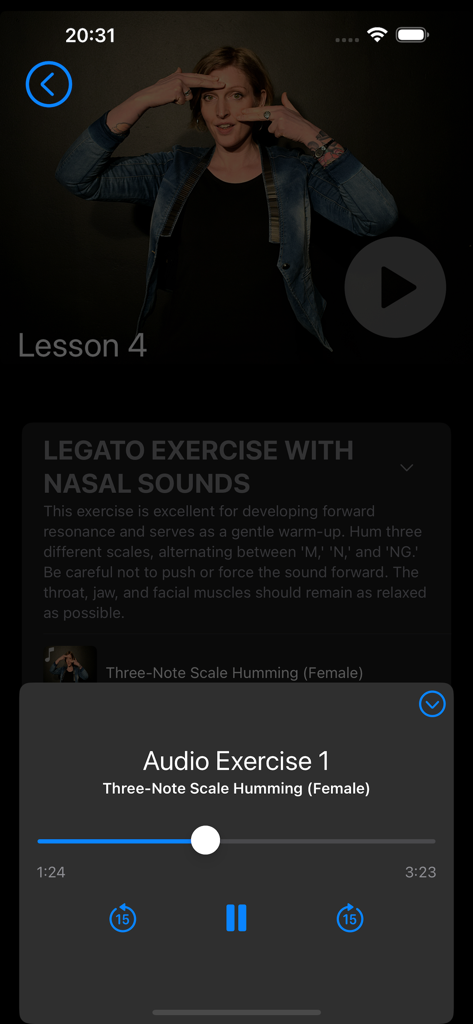 Perfect Voice – Learn to Sing - Interfaz de la aplicación Perfect Voice reproduciendo un ejercicio vocal de tarareo para la Lección 4
