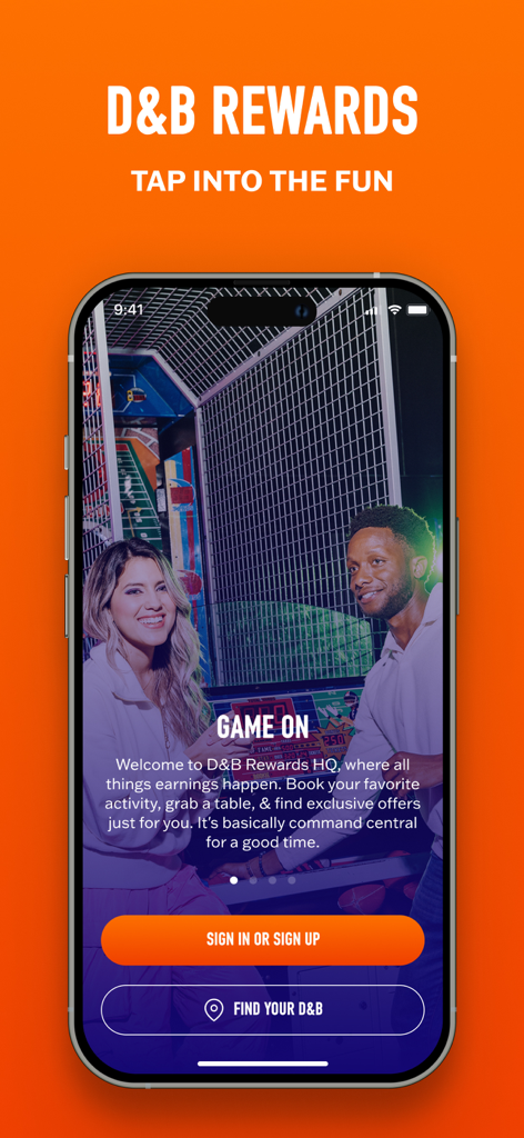 D und B Rewards App-Begrüßungsbildschirm mit Menschen in einer Spielhalle und einem Anmeldeknopf