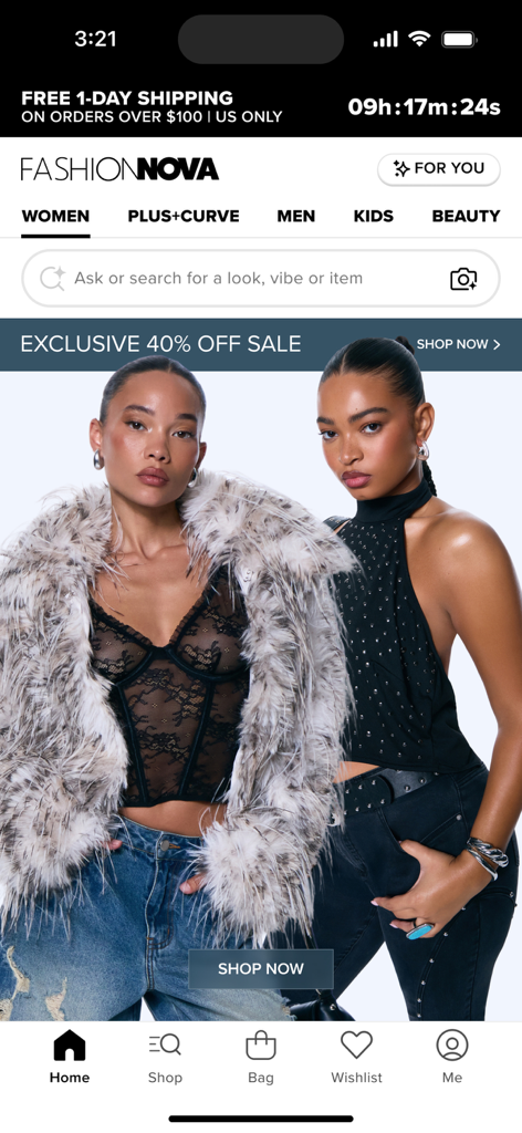 Pantalla de inicio de la app Fashion Nova que muestra una venta del 40 por ciento de descuento y atuendos de moda urbana para mujeres.