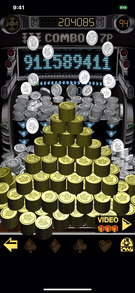 Coin Kingdom: 3D Pusher Slots - Captura de pantalla del juego de Coin Kingdom 3D Pusher Slots mostrando una gran pirámide de monedas de oro y monedas de plata cayendo en una máquina arcade.
