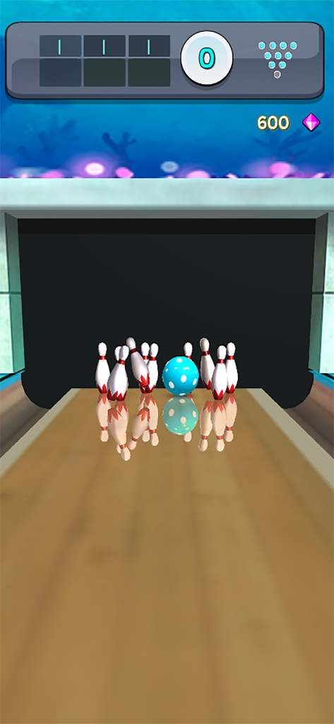 3D Bowling 10 Pin Bowling Game - Una bola de bolos azul de lunares golpeando pinos blancos en una pista de madera en un simulador de bolos 3D