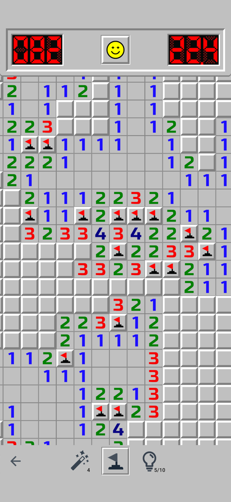 Minesweeper GO - classic game - Jugabilidad de Minesweeper GO mostrando una cuadrícula clásica con banderas y números
