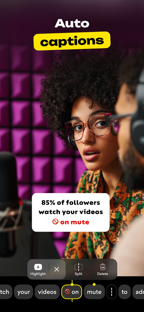 録音スタジオにいるクリエイターの動画に自動キャプションが表示されているLiroアプリのインターフェース