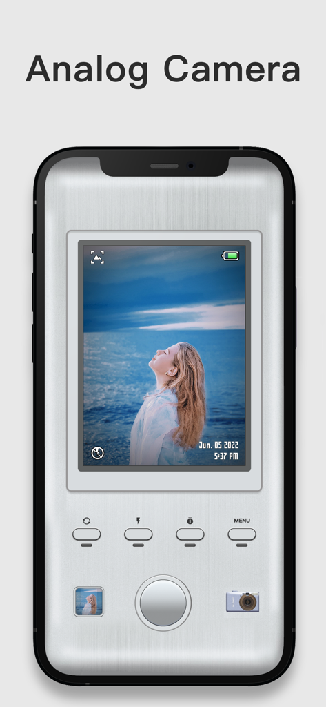 Interfaz de cámara analógica retro en la pantalla de un smartphone mostrando una foto de playa