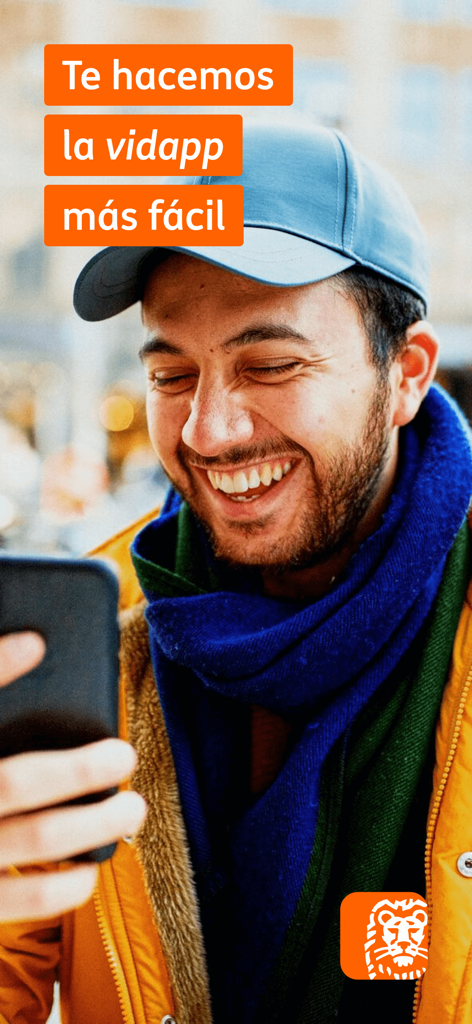 Um homem feliz sorrindo enquanto usa o aplicativo de banco móvel ING em seu smartphone