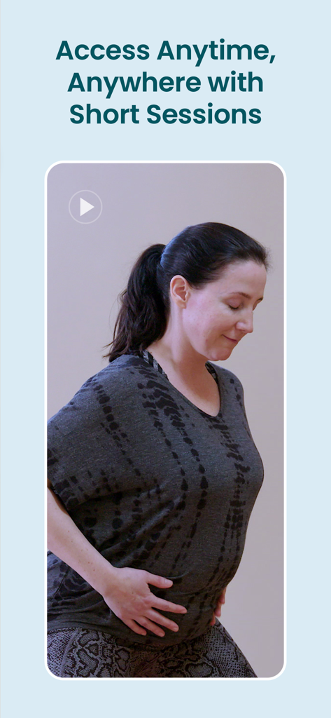 Une femme pratiquant un mouvement prénatal dans une courte séance vidéo de l'application Carry