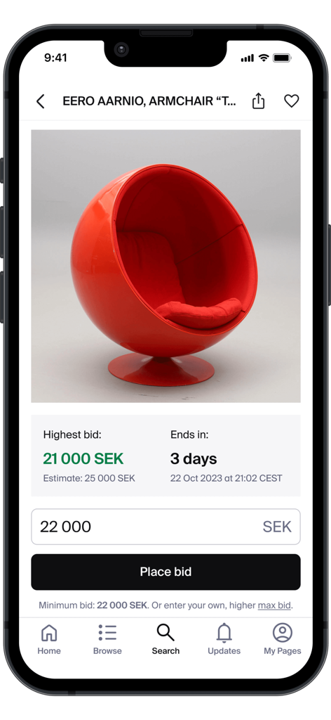 Auctionet - Capture d'écran mobile de l'application Auctionet montrant une vente aux enchères d'un fauteuil rouge Eero Aarnio avec interface d'enchères