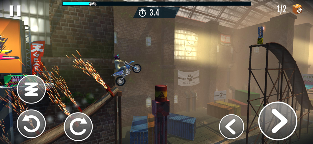 Un piloto de motocross realizando un salto acrobático sobre contenedores industriales en un nivel de almacén de Stunt Bike Extreme.