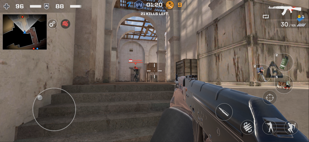 Gameplay eines Ego-Shooters in Critical Strike CS mit einer AK47 und einem taktischen HUD