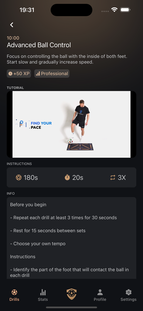 TRIVELA AI - Football Training - Trivela AI soccer app interface displaying an advanced ball control training drill with a video tutorial
