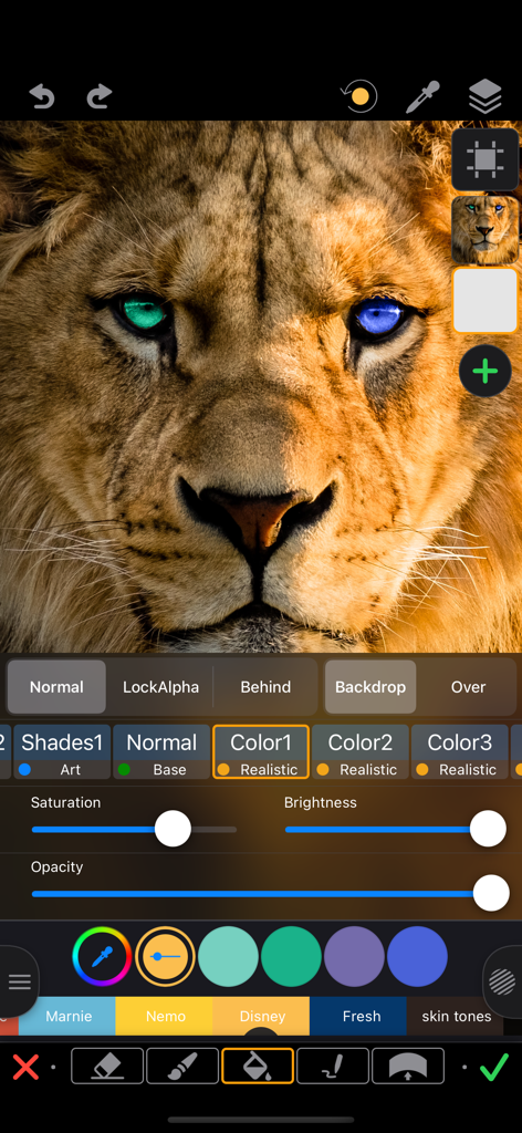 ReColor - Art Photo Editor - Recoloración selectiva de los ojos de un león a azul y verde usando la app editor de fotos ReColor