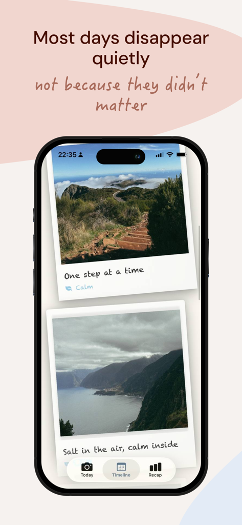 Dear Today: Photo Journal - Pantalla de smartphone mostrando un diario de fotos visual con fotos de la naturaleza estilo polaroid y subtítulos emocionales.