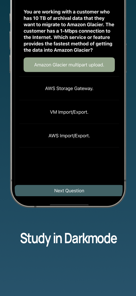 CloudMaster Swift - Interface do aplicativo móvel CloudMaster Swift mostrando uma questão de prática de certificação AWS em modo escuro.