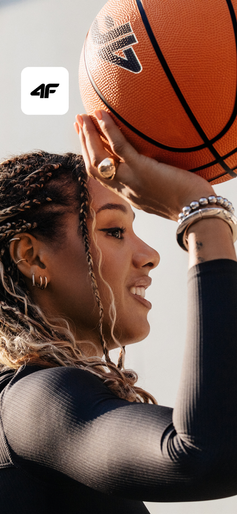 4F – sports fashion online - Una donna che tiene in mano un pallone da basket con il logo 4F sports fashion.