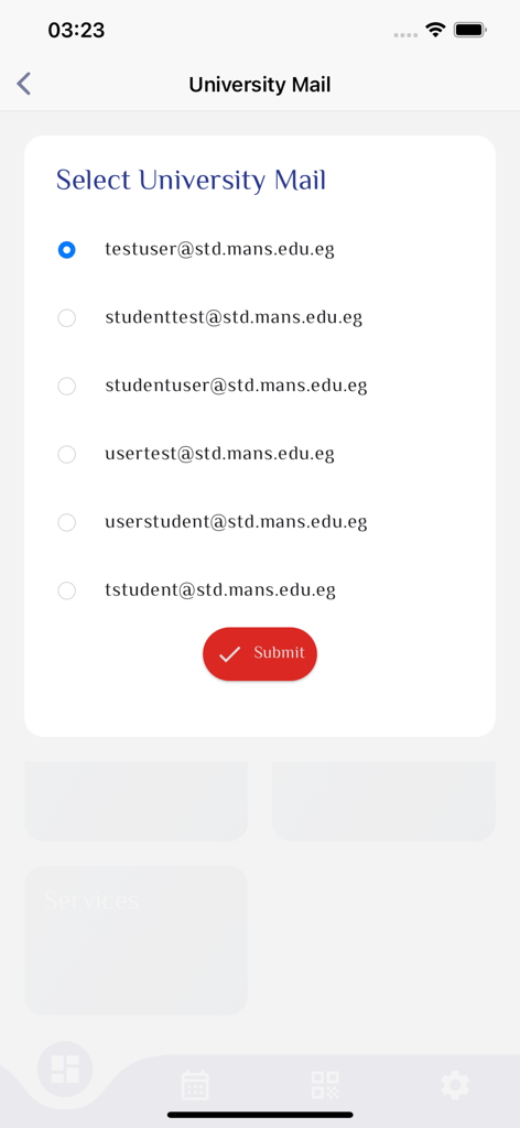 Pantalla de selección de correo universitario en la aplicación móvil MyU Student Portal con una lista de direcciones de correo electrónico y un botón de envío.
