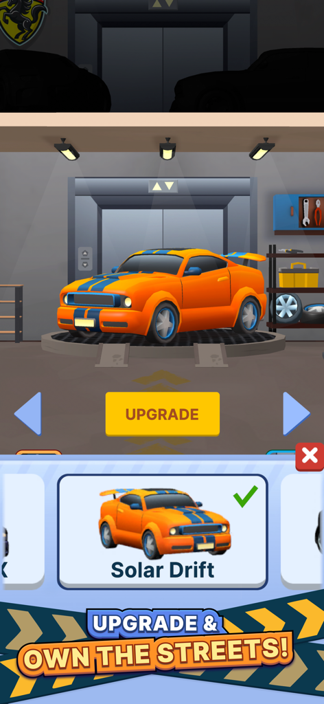 Voiture de sport orange nommée Solar Drift dans un garage avec un bouton de mise à niveau