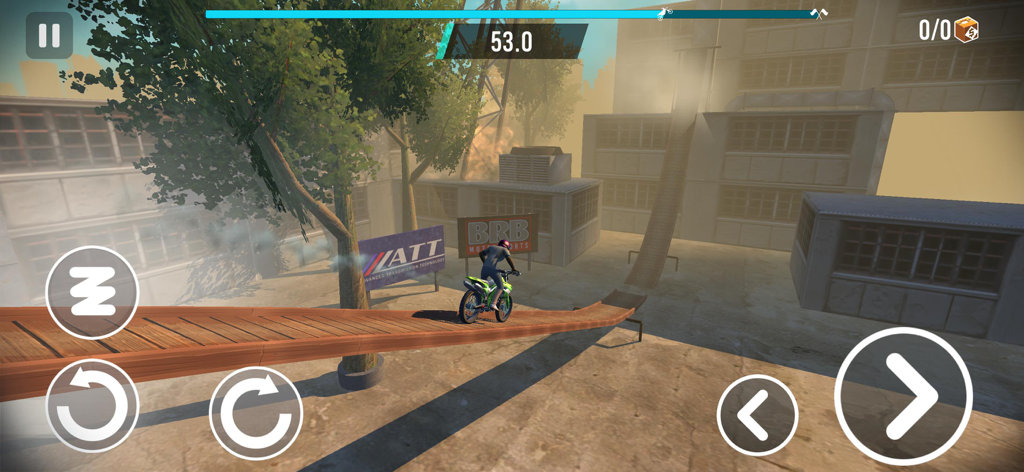 Una moto de motocross en una rampa de madera en un nivel industrial de Stunt Bike Extreme