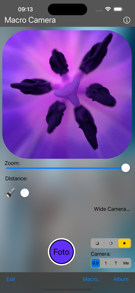 Macro-Camera - Interfaz de la aplicación Macro Camera que muestra un primer plano detallado de una flor morada con controles de zoom e iluminación