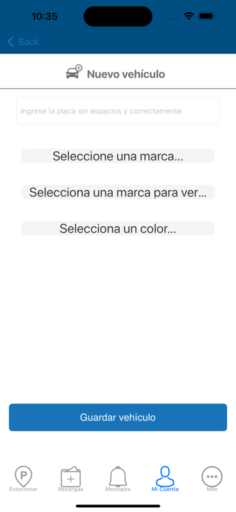 Pantalla de la aplicación móvil para registrar un nuevo vehículo en Parkum mostrando campos de entrada para la matrícula y los detalles del coche.