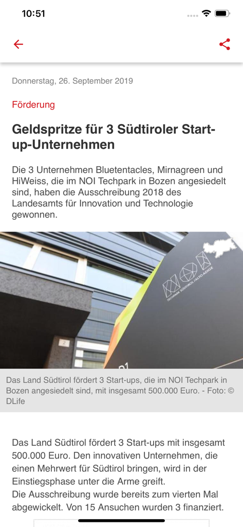 Smartphone-Bildschirm mit einem Nachrichtenartikel in der stol.it App über die Finanzierung von Südtiroler Start-ups.