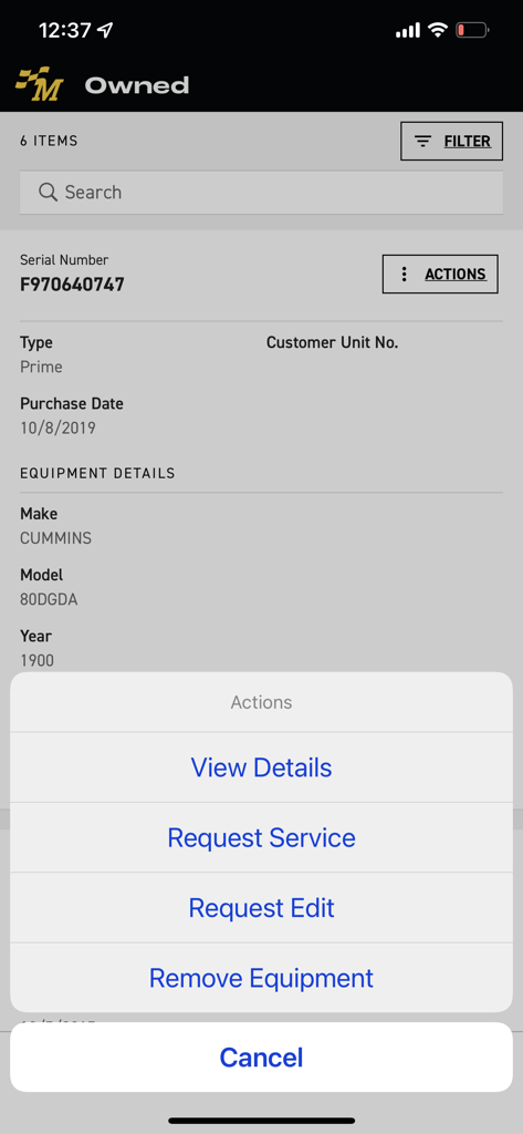 MacOne - Interfaz de la aplicación MacOne que muestra detalles de maquinaria pesada propia con un menú de acciones abierto para solicitar servicio.