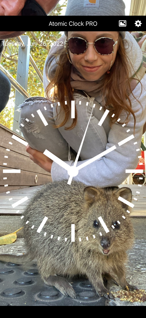 Atomic Clock PRO - Analogue clock interface with a personalized photo background in the Atomic Clock PRO app.